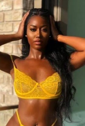TEE BADDIE