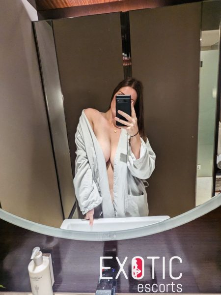 Khloé Roy — 6